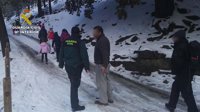 Rescatados 18 adultos y 19 menores atrapados por la nieve en un refugio de Fiñana