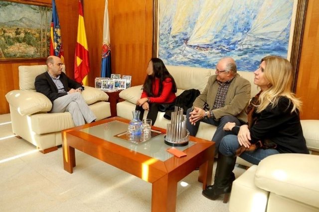 Echávarri, sentado a la izq, conversa con la árbitra de 17 años