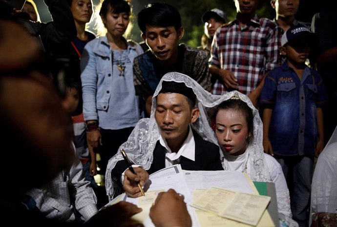 Una pareja contrae matrimonio en Indonesia