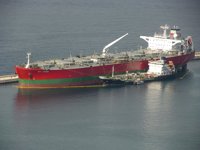 Ecologistas advierten que la gasolinera flotante SKS Tanaro "pone en peligro" el Estrecho con el temporal