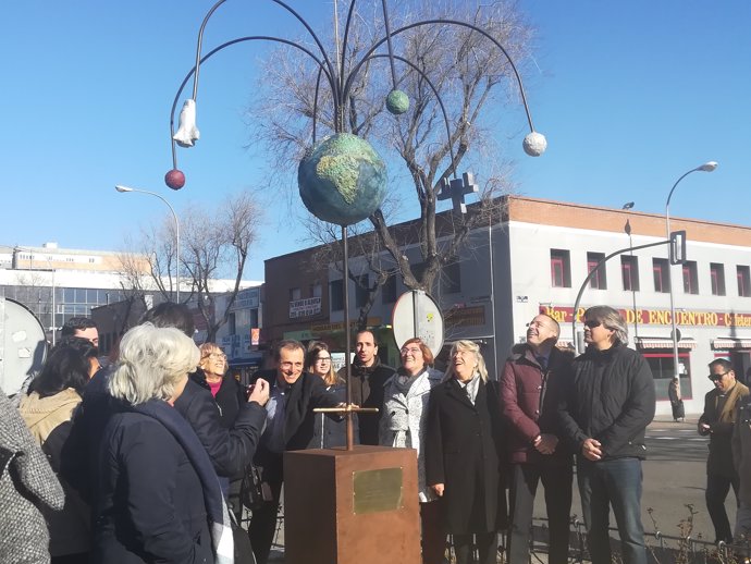 Astronauta Pedro Duque inaugura estatua en Ciudad Lineal (Madrid)