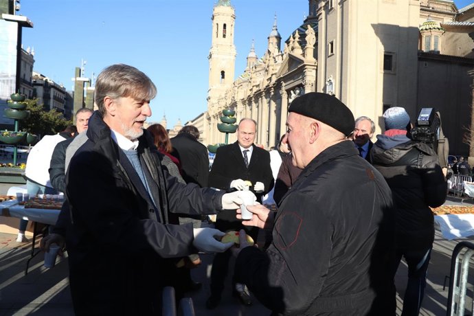 Pedro Santisteve reparte roscón en la plaza del Pilar.