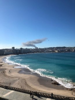 Columna de humo en A Coruña por fallo eléctrico en Repsol