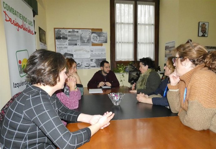 González Rojas reunido con los trabajadores afectados.