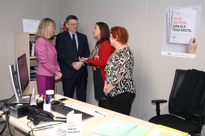 Puig y Bravo (izq) visitan oficinas de víctimas