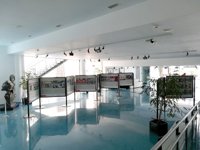 La exposición fotográfica de establecimientos emblemáticos de Palma se traslada al vestíbulo del teatro Xesc Forteza