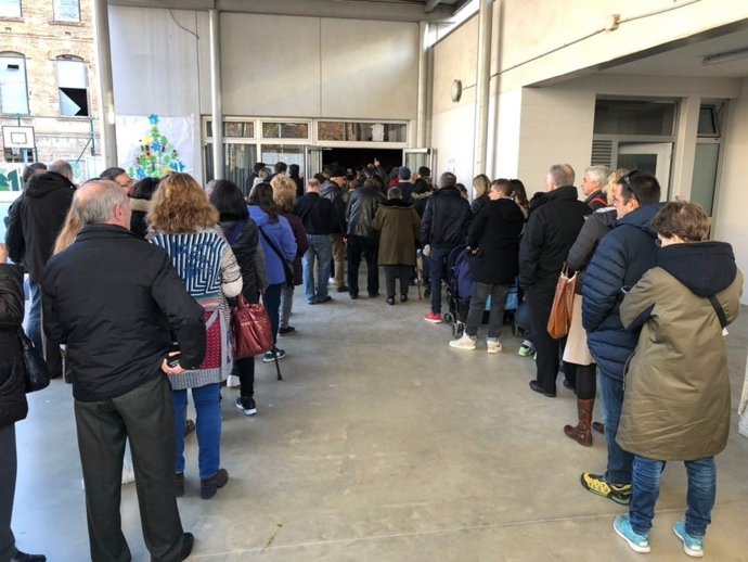Cues de gent votant el 21D a l'Escola La Llancuna de Barcelona. 