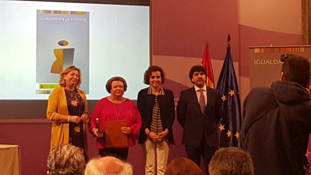 Parra (2i) recoge el distintivo 'Igualdad en la empresa' para Somajasa.