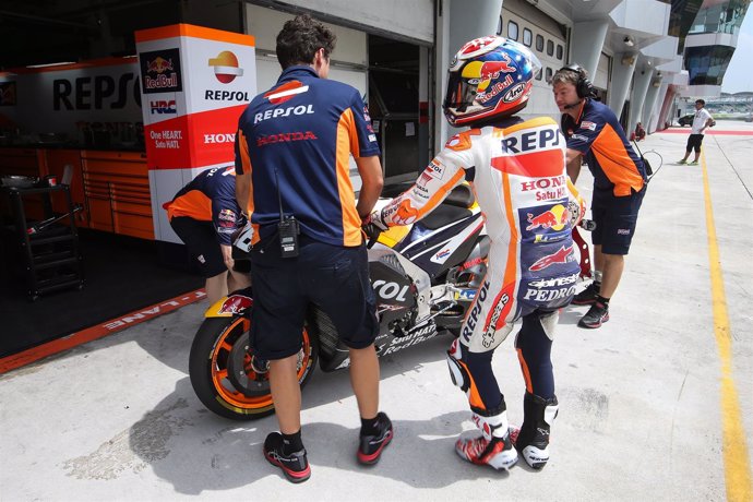 Dani Pedrosa antes de subir a su moto en Sepang