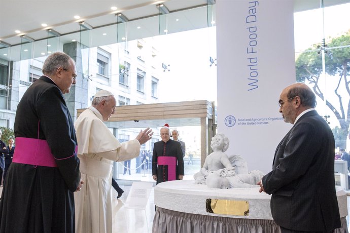 El Papa inaugura una estatua del niño sirio Aylán en la sede de la FAO