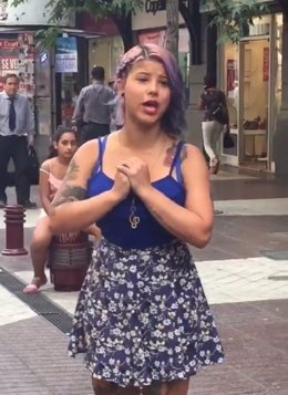 Chica venezolana cantando