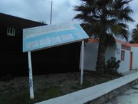 El temporal de viento provoca daños en las señalizaciones y pasarelas de Almuñécar (Granada)