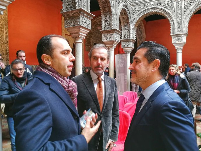 Millán en la presentación de las casas palacio.