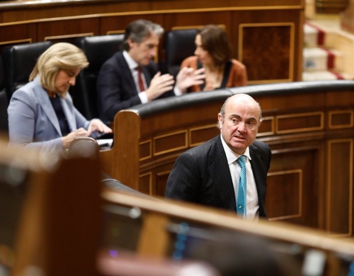 El ministre Luis De Guindos, contestant a l'hemicicle