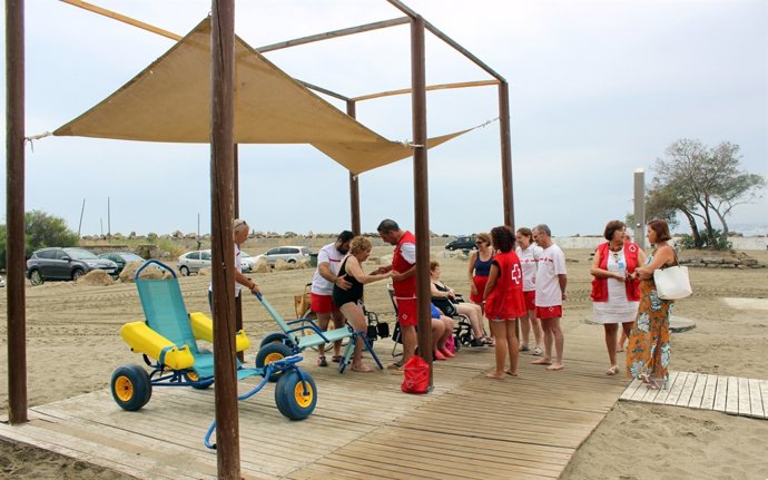 Estepona amplía el número de zonas de sombra para discapacitados 