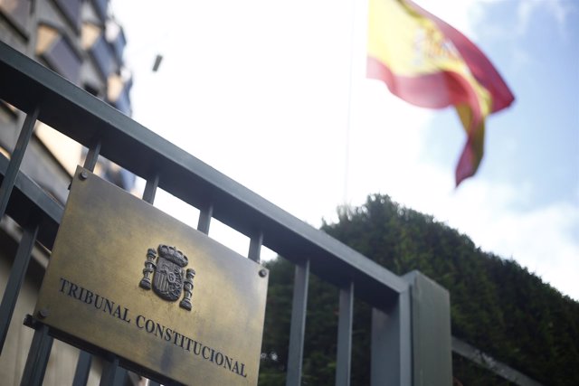La bandera de España ondea en el Tribunal Constitucional