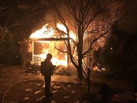 Un incendio originado en una chimenea arrasa un chalet en Colmenar del Arroyo