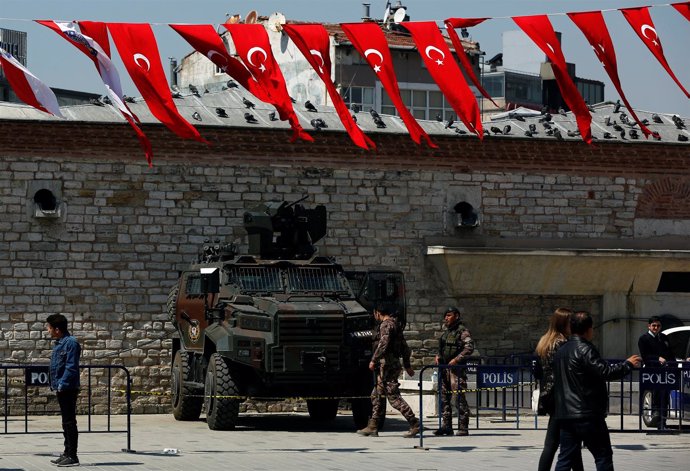 Policías y fuerzas especiales en Estambul