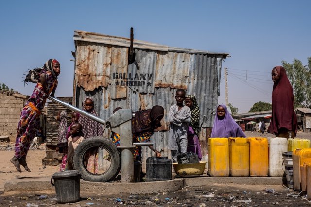 Niños bombean agua en un pozo de UNICEF en Maiduguri