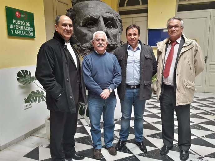 Luciano Gómez, con representantes de la empresa Policedencias. 