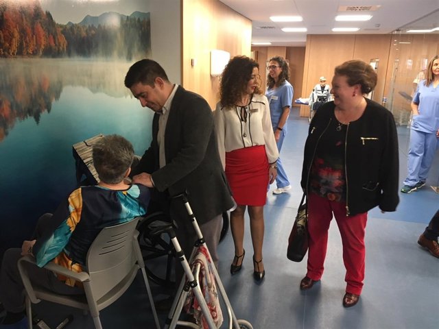 Reyes saluda a una usuaria de la residencia para personas mayores Santa Teresa.