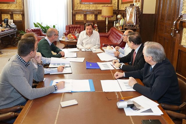 Reunión sobre la reordenación de líneas de Auvasa