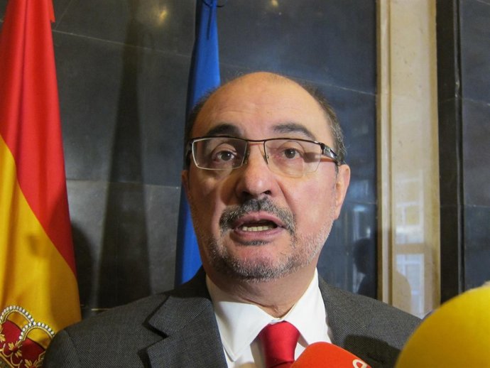 El presidente de Aragón, Javier Lambán, atendiendo hoy a los medios en Zaragoza