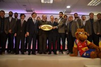 Méndez de Vigo subraya "la solidaridad" de los Hispanos en la remontada a Suecia