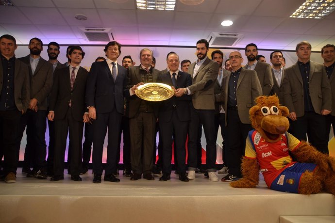 Méndez de Vigo recibe a los Hispanos tras ganar el Europeo de balonmano