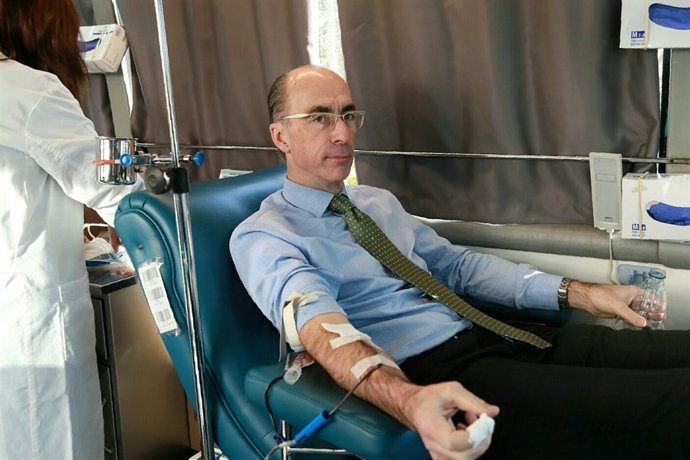 El consleleiro de Sanidade dona sangre