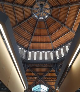 Interior del Mercat de Sant Antoni antes de su reapertura