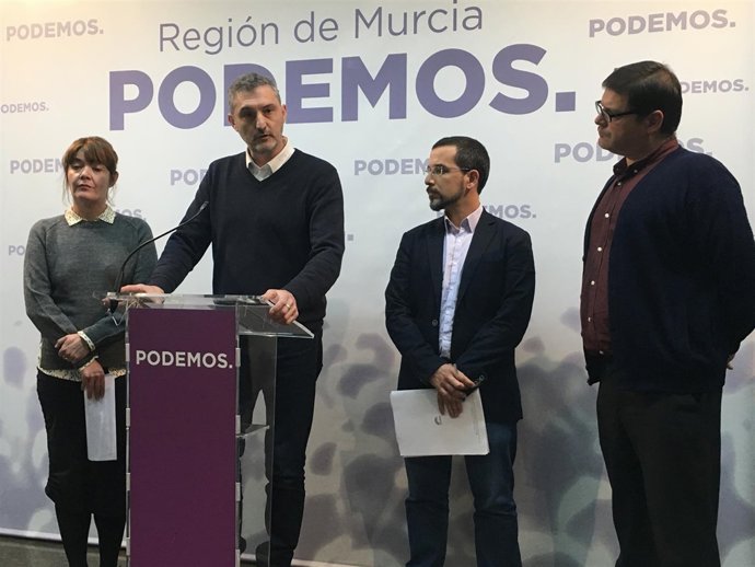 Óscar Urralburu junto a María Giménez, Sergio Pascual y Andrés Pedreño