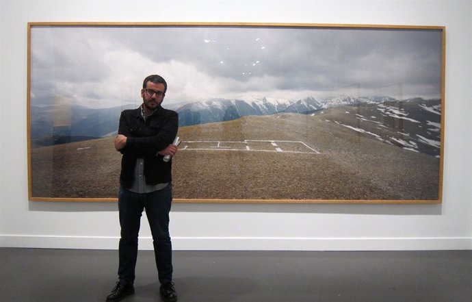 El comissari Ángel Blanco davant una obra de Perejaume en el Caixaforum