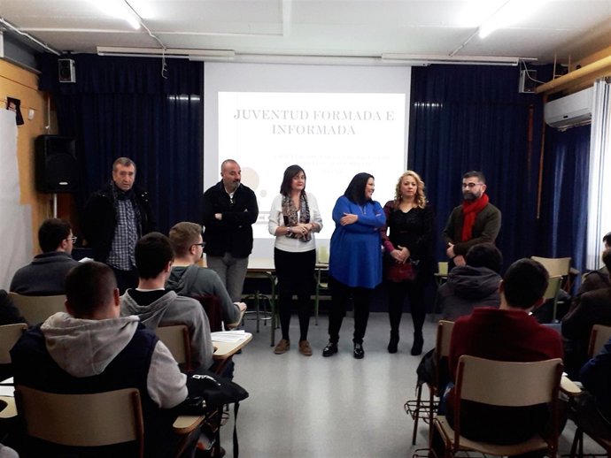 Amo (centro) durante la presentación