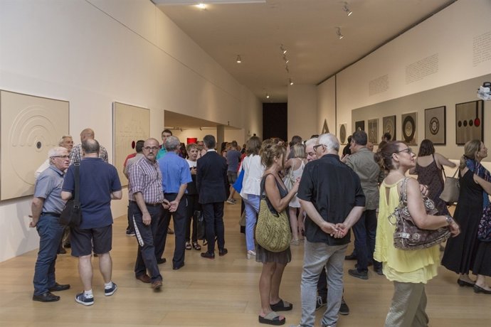 Público en la inauguración de una exposición del IVAM