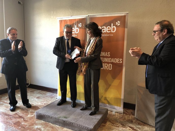 Carmen Planas junto a responsable CAEB en Menorca