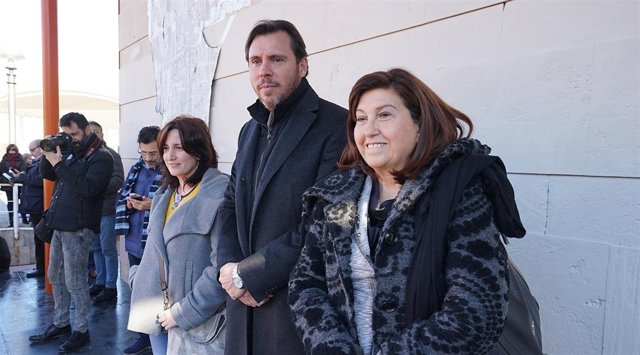 El alcalde, entre María Sánchez (i) y Victoria Soto (d)