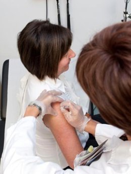 Paciente recibiendo la vacuna.