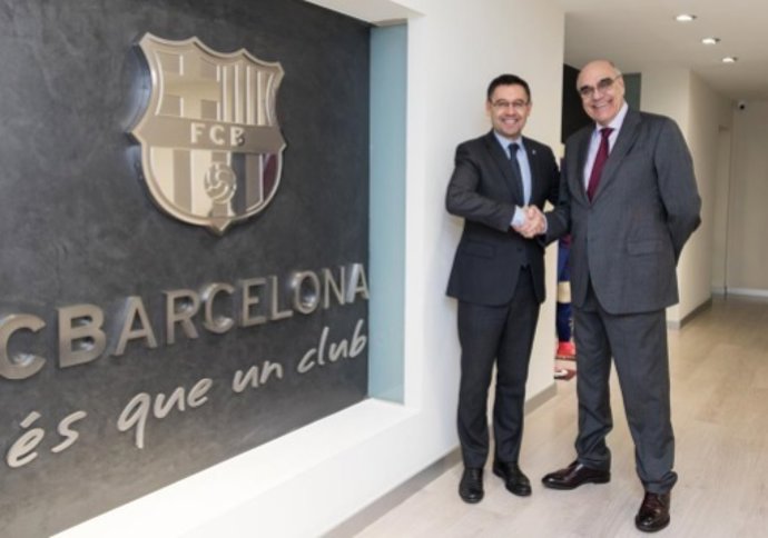 J. M. Bartomeu i S. Alemany en la signatura de l'acord