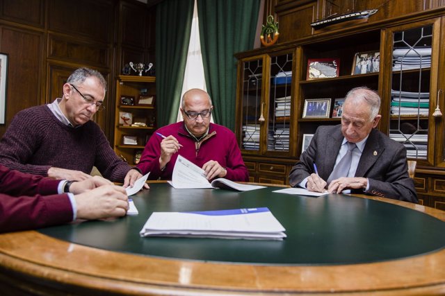 Gabriel Amat, en la firma del contrato de adjudicación de las obras en Viator.