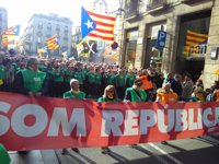 Más de un millar de independentistas se manifiestan a favor de la investidura de Puigdemont