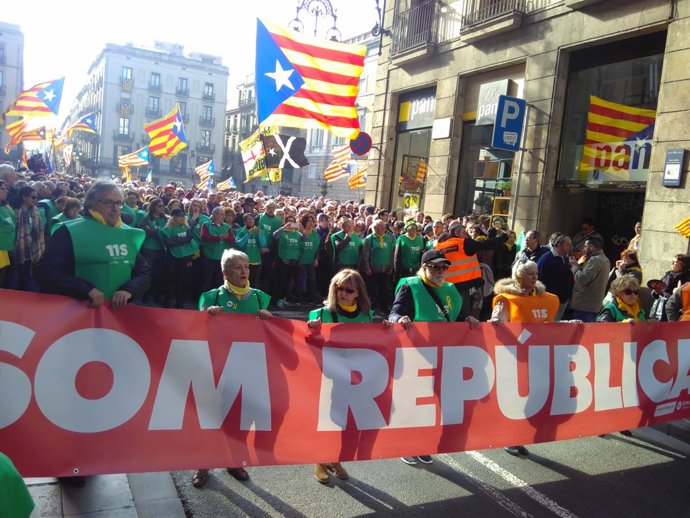 Manifestació per demanar la investidura de Carles Puigdemont