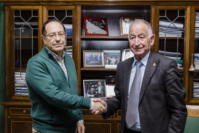 El Comité Organizador del Congreso Neumosur, junto a Gabriel Amat.
