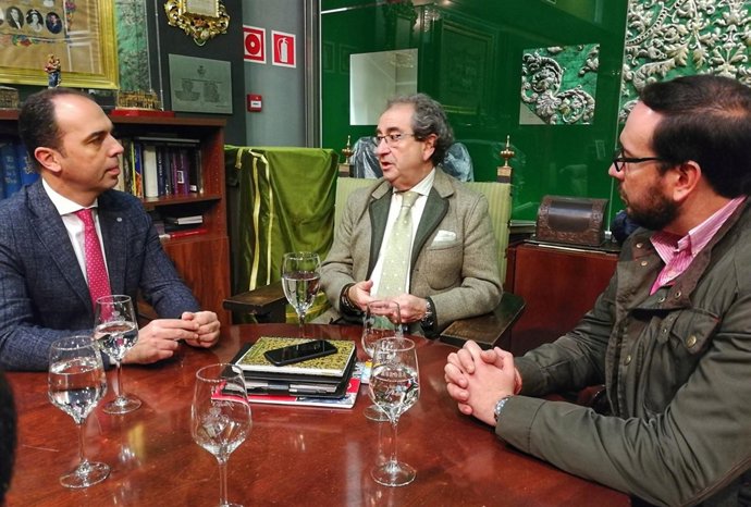 Millán visita la hermandad de la Macarena.