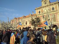 Los manifestantes por la investidura se concentran ante el Parlament al abrirse la Ciutadella
