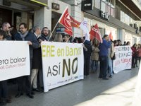 Un centenar de personas protestan en Palma contra el ERE de Bankia, según CCOO