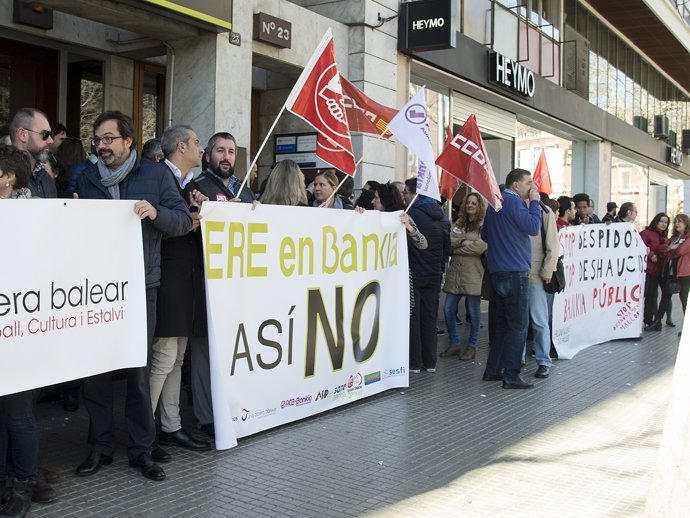 Convocatòria Demà A Les 12.15 Hores I Comunicat Suport Treballadors Bankia Bmn