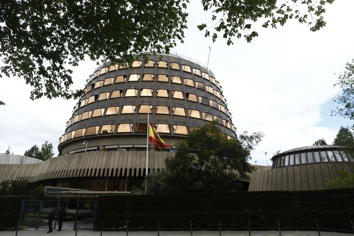 La bandera d'Espanya oneja al Tribunal Constitucional