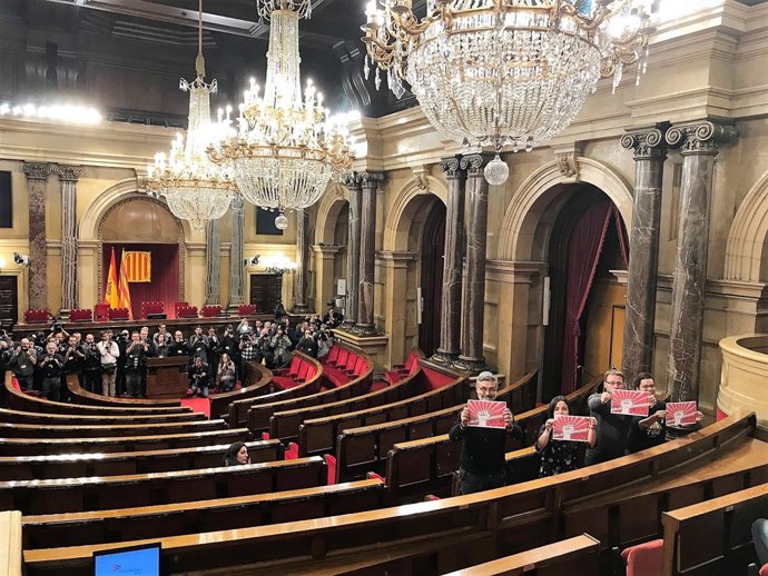 Els diputats de la CUP acudeixen al ple d'investidura ajornat