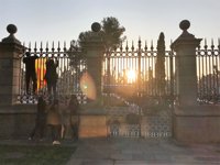 La CUP cuelga una 'estelada' en la verja del Parlament